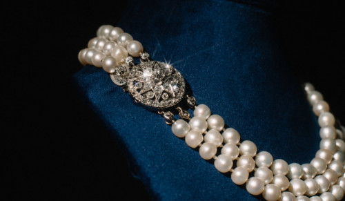 For the first and presumably just time ever, New Yorkers will have the chance to see, handle and even attempt on some of Marie Antoinette’s gems, including a ring that contains a bolt of the ruler’s hair and a jewelry with 331 pearls and a precious stone fasten, which have never been shown in the United States.