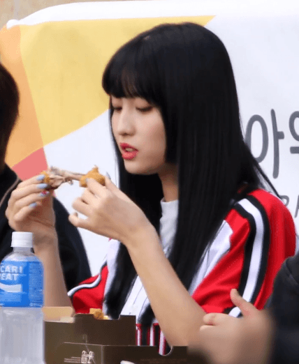 190414 트와이스(TWICE) 모모(Momo) 치킨 핫도그 먹방 Mukbang [잠실야구장] 4K 직캠 by 비몽 - 트둥닷컴
