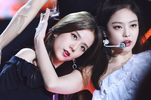 Jisoo--Jennie-Black-Pink.png