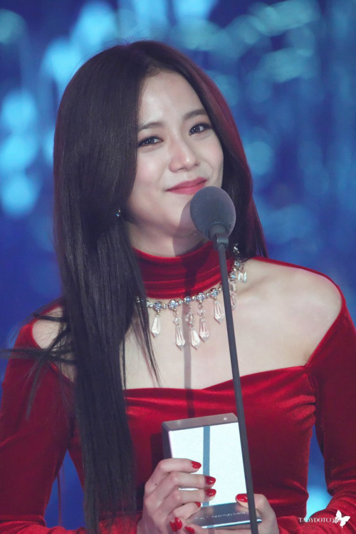 Jisoo (Black Pink)