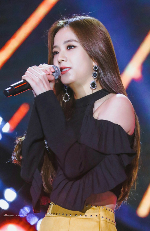 Jisoo (Black Pink)