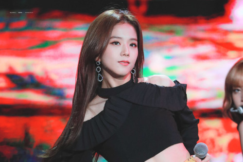 Jisoo (Black Pink)