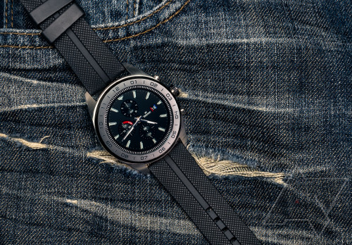 That's why it's interesting to see that LG's announcement of the Watch W7 instantly became the most criticized smartwatch of 2018 - possibly ever It's not as artful as a Breitling or flashy like a Diesel, it just looks like a standard watch from one of a dozen brands you could pick up from Macy's for about $100 But that's the highlight of the W7 - not because it's a particularly beautiful smartwatch, but because it doesn't look like a smartwatch.