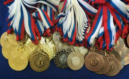 Посетите 1MECTO и просмотрите широкий выбор наградных медали спортивные из металла и даже подарочные медали из стекла и хрусталя. медали представлены в наборах трех цветов: золото, серебро, бронза. Посетите наш веб-сайт для более подробной информации.Visit us @ http://1mecto.ru/ru/12-medali