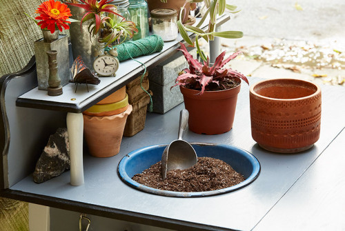 Mess while potting plants naturally does not look nice, but the DIY Potting Bench will erase your problems, make planting easy and give your garden a welcoming touch. It is a great looking potting bench. https://www.gardengatemagazine.com/articles/projects/all/diy-potting-bench/