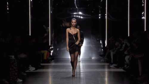 emily-ratajkowski-defile-versace-gif01.gif