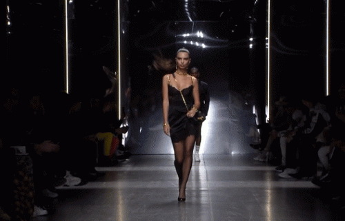 emily-ratajkowski-defile-versace-gif02.gif