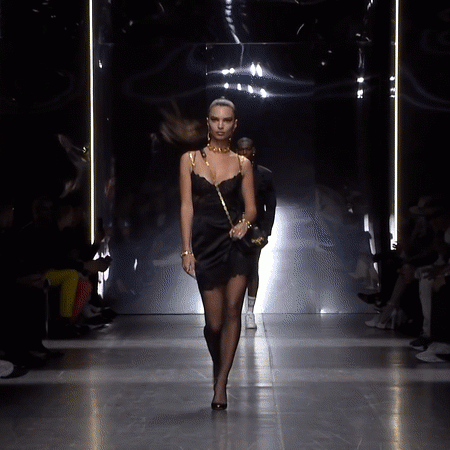 emily-ratajkowski-defile-versace-gif03.gif