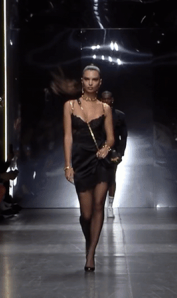 emily-ratajkowski-defile-versace-gif06.gif