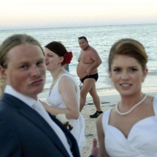 hilarious examples of unexpected wedding photobombs 640 02